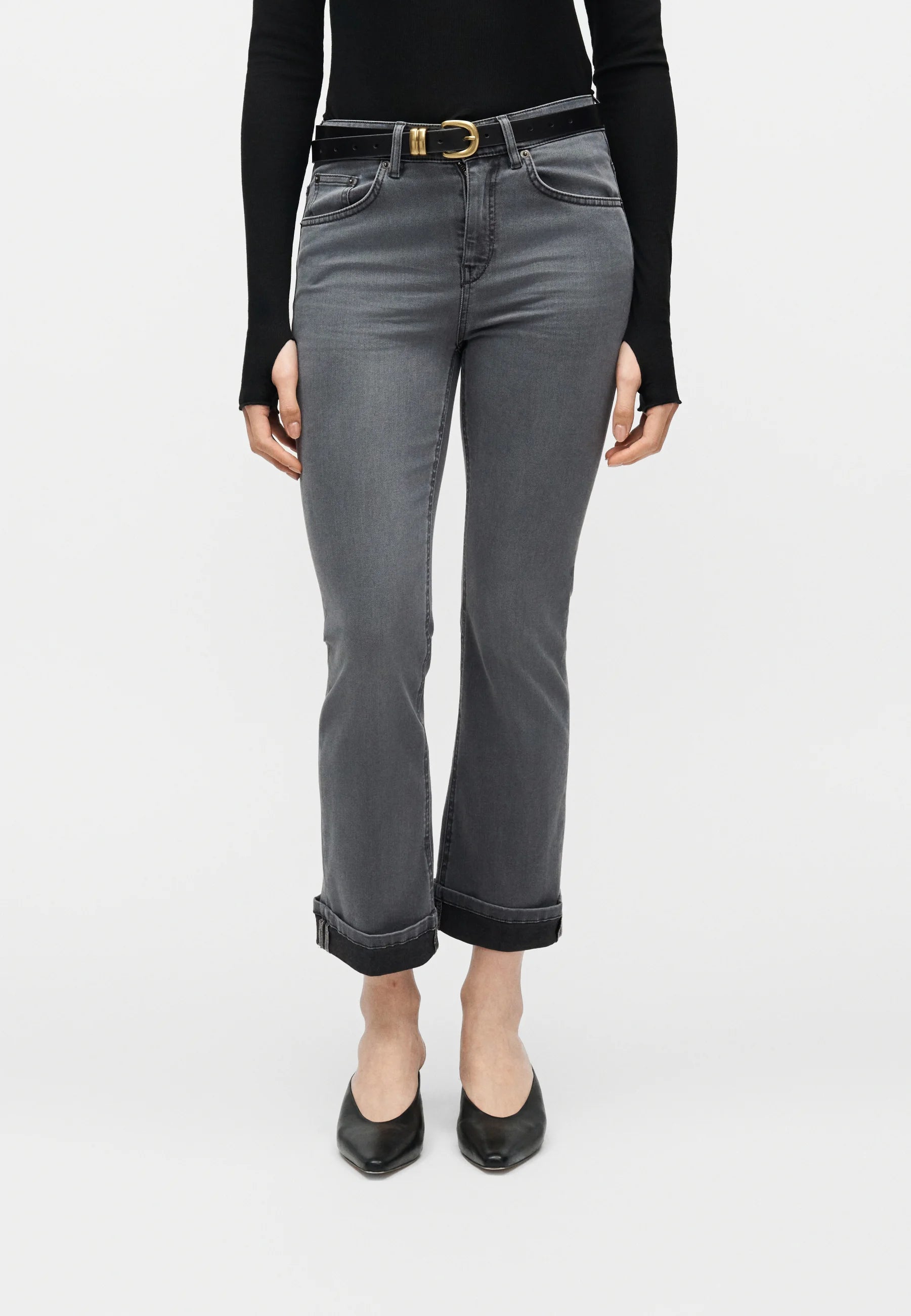 ג'ינס מבית המותג DRYKORN, בצללית נשית ומחמיאה, עשוי בד דנים איכותי, רך ואלסטי. גזרת Slim Fit, צמודה לאורך הירך, ומתרחבת בהדרגה לכיוון המכפלת. גובה מותן סטנדרטי ואורך רגל מלא. עיצוב 5 כיסים קלאסי, סגירה באמצעות רוכסן וכפתור, ולולאות לחגורה.הג'ינסים של דרייקורן ידועים בסטייל קלאסי ועל-זמני, וגזרות ועיצובים חדשניים, תוך שימוש בחומרים האיכותיים ביותר, והקפדה על תהליכי ייצור השומרים על ערכי קיימות - מה שמבטיח לך פריט אייקוני שילווה אותך לאורך שנים.הרכב: 47% ליוסל, 24% כותנה, 16% פוליאסטר, 11% מודל, 2% אלסטןהדוגמנית בגובה 1.78 ולובשת מידה 27 של דרייקורן