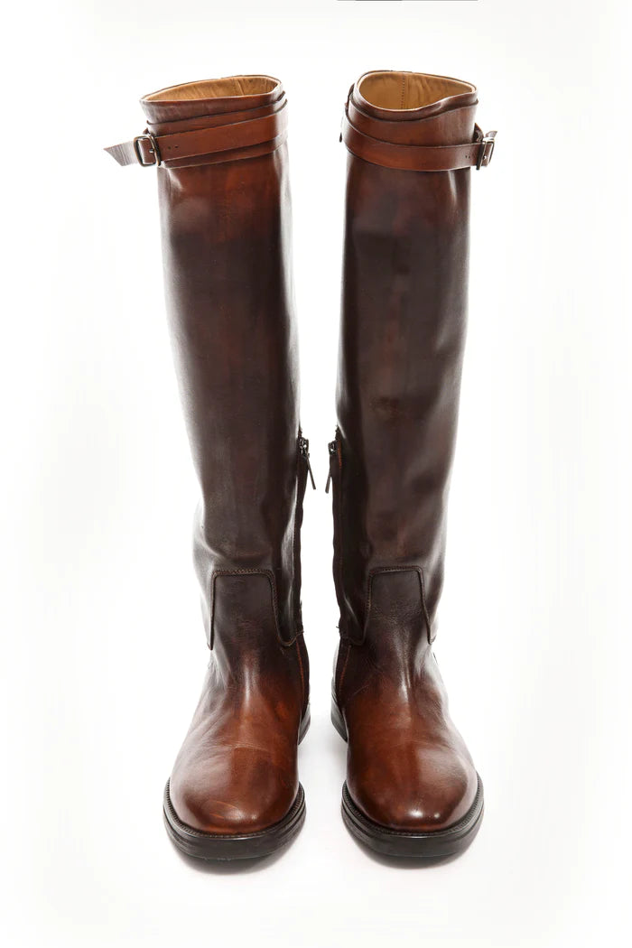 מגפי עור גבוהים עם סוליית עקב נמוכההרכב: 100% עור