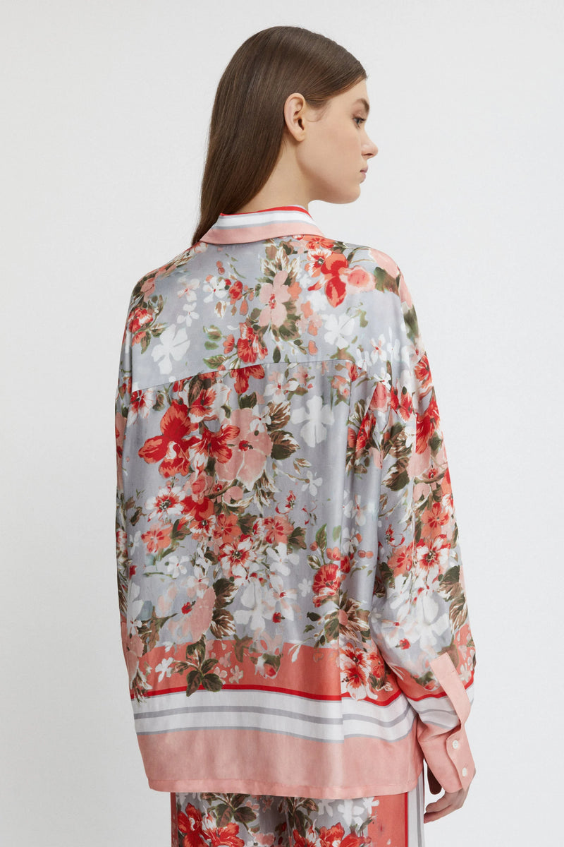 חולצת סאטן מכופתרת שרוול ארוך במראה נוזלי הדפס פרחים על רקע אדום עם אפור