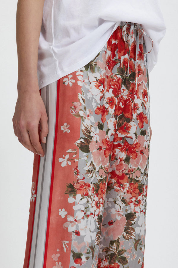 מכנסי סאטן במראה נוזלי הדפס פרחים על רקע אדום עם אפור גומי במותן