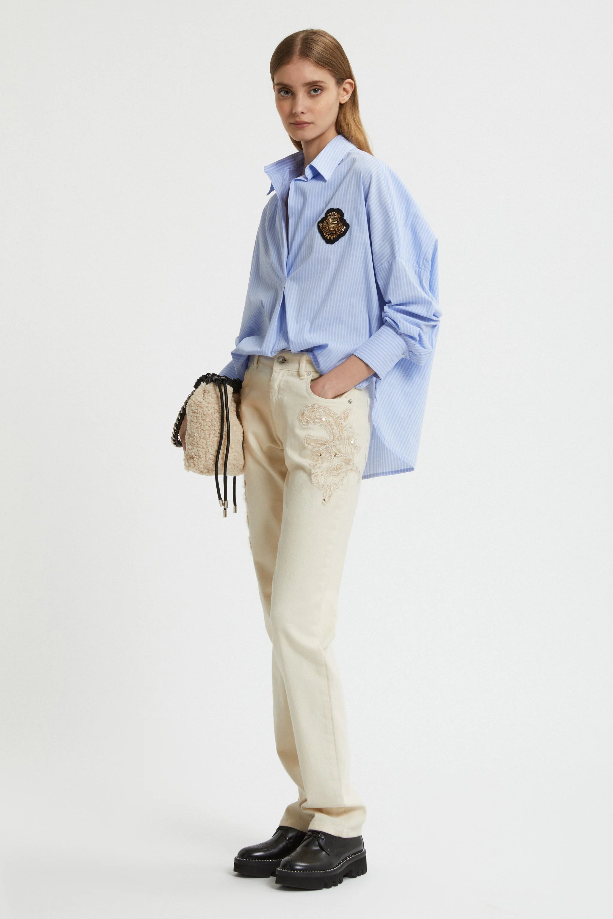 מכנסי ג'ינס עם רקמת צמר ועיטורי חרוזיםהרכב: 97% כותנה, 3% אלסטןהדוגמנית בגובה 1.77 ולובשת מידה 42 איטלקית