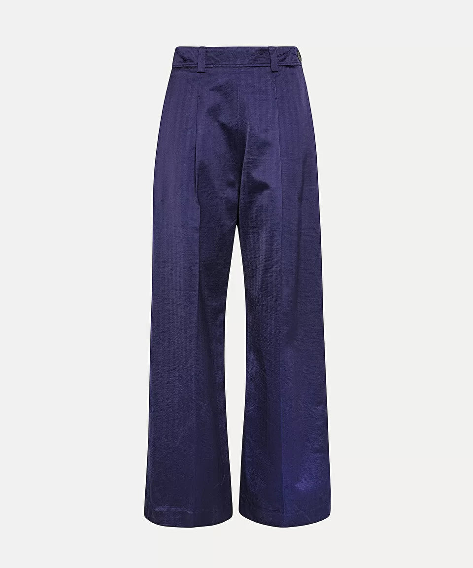 מכנסיים מחוייטים בגימור מבריקהרכב: 61% ויסקוזה, 39% כותנה; בד משני: 60% אצטט, 40% ויסקוזההדוגמנית בגובה 1.77 ולובשת מידה 40 איטלקית (מידה I של פורטה פורטה)