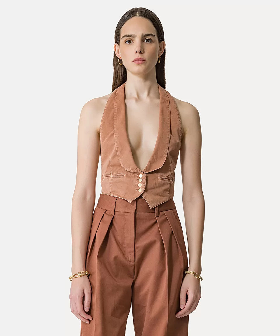 ווסט מחוייט עם צווארון במפתח רחב וגב חשוףהרכב: 100% כותנההדוגמנית בגובה 1.77 ולובשת מידה 40 איטלקית (מידה I של פורטה פורטה)