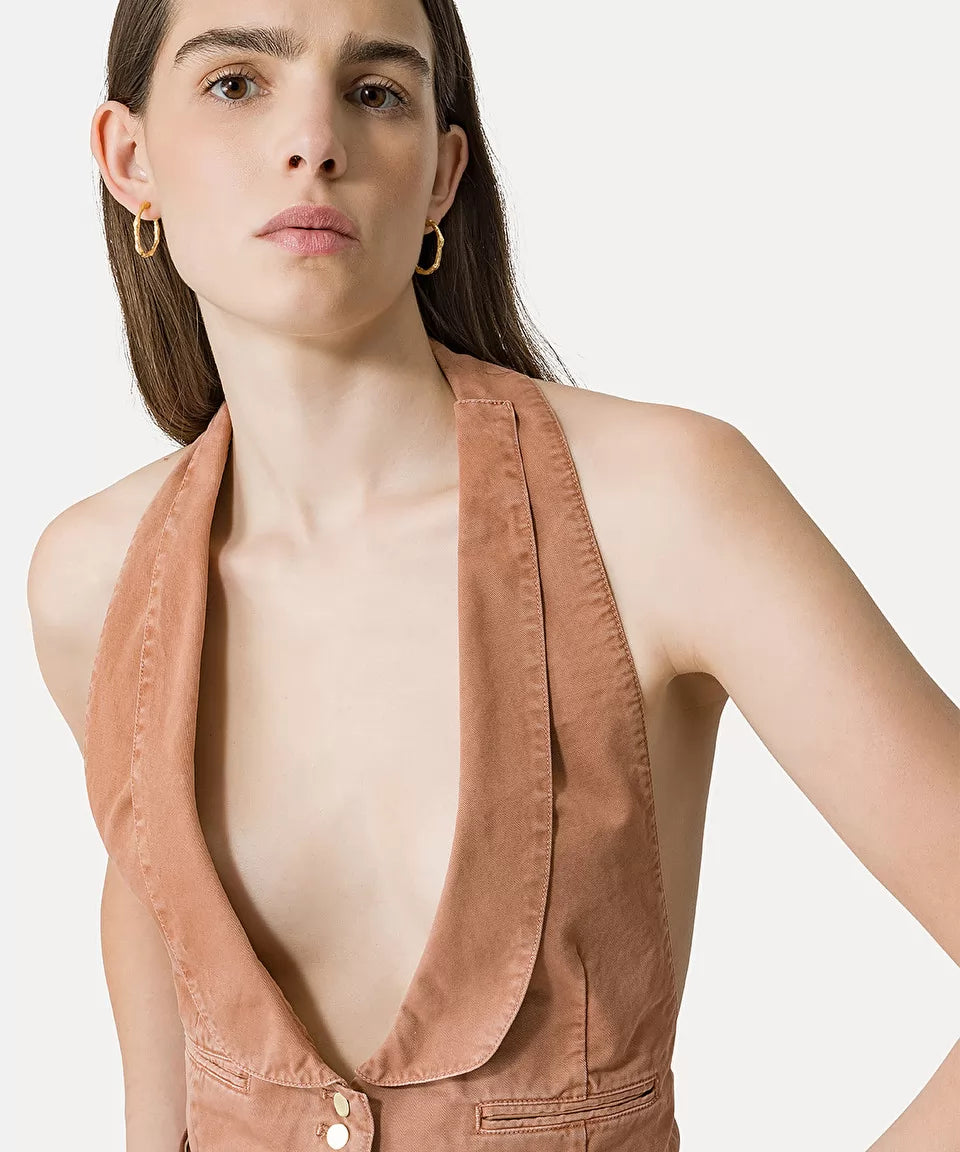 ווסט מחוייט עם צווארון במפתח רחב וגב חשוףהרכב: 100% כותנההדוגמנית בגובה 1.77 ולובשת מידה 40 איטלקית (מידה I של פורטה פורטה)