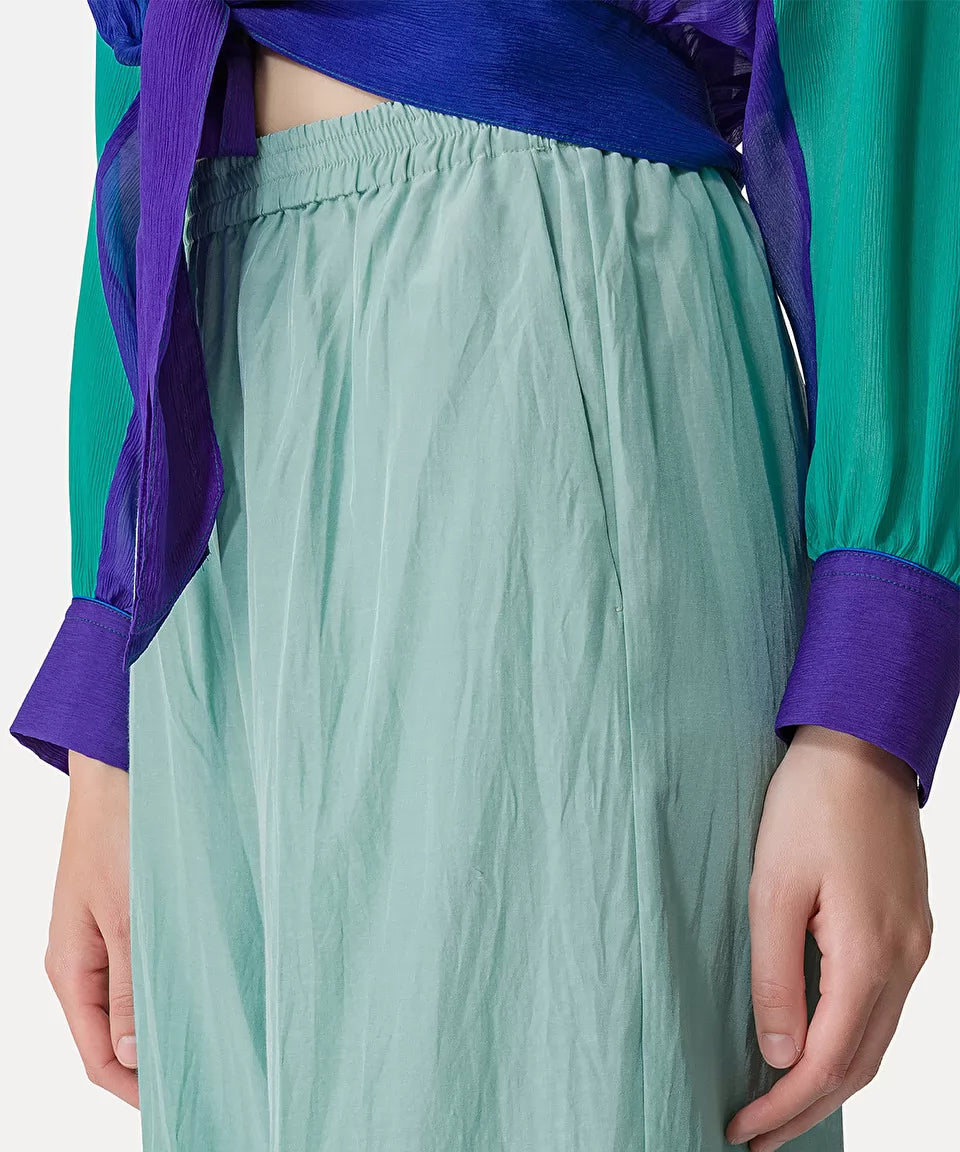 מכנסי כותנה רחבים עם רצועת גומי במותןהרכב: 52% פוליאסטר, 48% כותנה; בד משני: 100% קופרוהדוגמנית בגובה 1.77 ולובשת מידה 38 איטלקית (מידה 0 של פורטה פורטה)