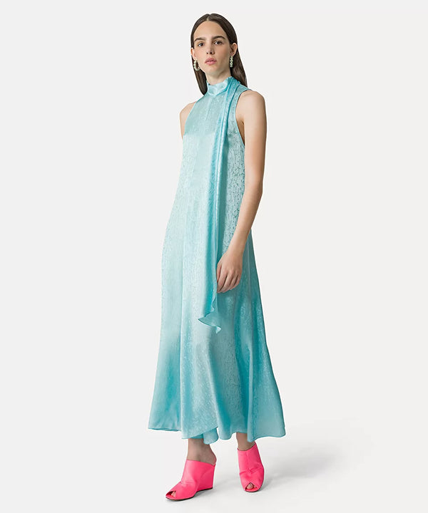 שמלת מקסי אלגנטית ללא שרוולים משילוב ויסקוזה ומשי עם צווארון קשירה קיים בתכלת / כחול כהה