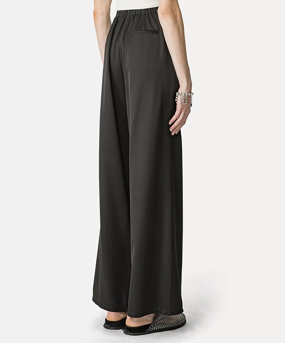 מכנסיים מחוייטים רחביםהרכב: 85% ויסקוזה, 15% צמר; בד משני: 96% פוליאסטר, 4% אלסטן; בטנה: 100% קופרוהדוגמנית בגובה 1.77 ולובשת מידה 40 איטלקית (מידה I של פורטה פורטה)