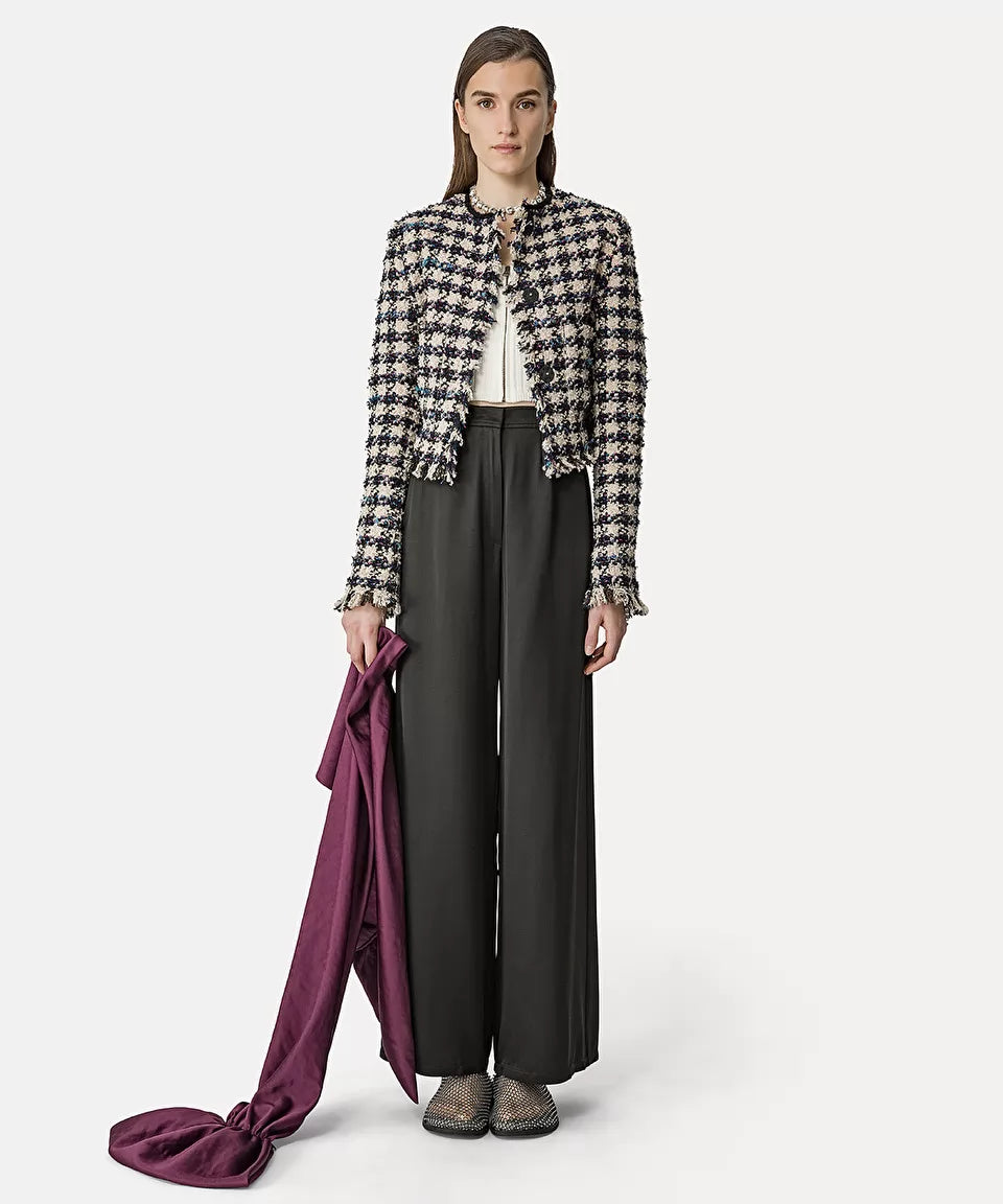 מכנסיים מחוייטים רחביםהרכב: 85% ויסקוזה, 15% צמר; בד משני: 96% פוליאסטר, 4% אלסטן; בטנה: 100% קופרוהדוגמנית בגובה 1.77 ולובשת מידה 40 איטלקית (מידה I של פורטה פורטה)