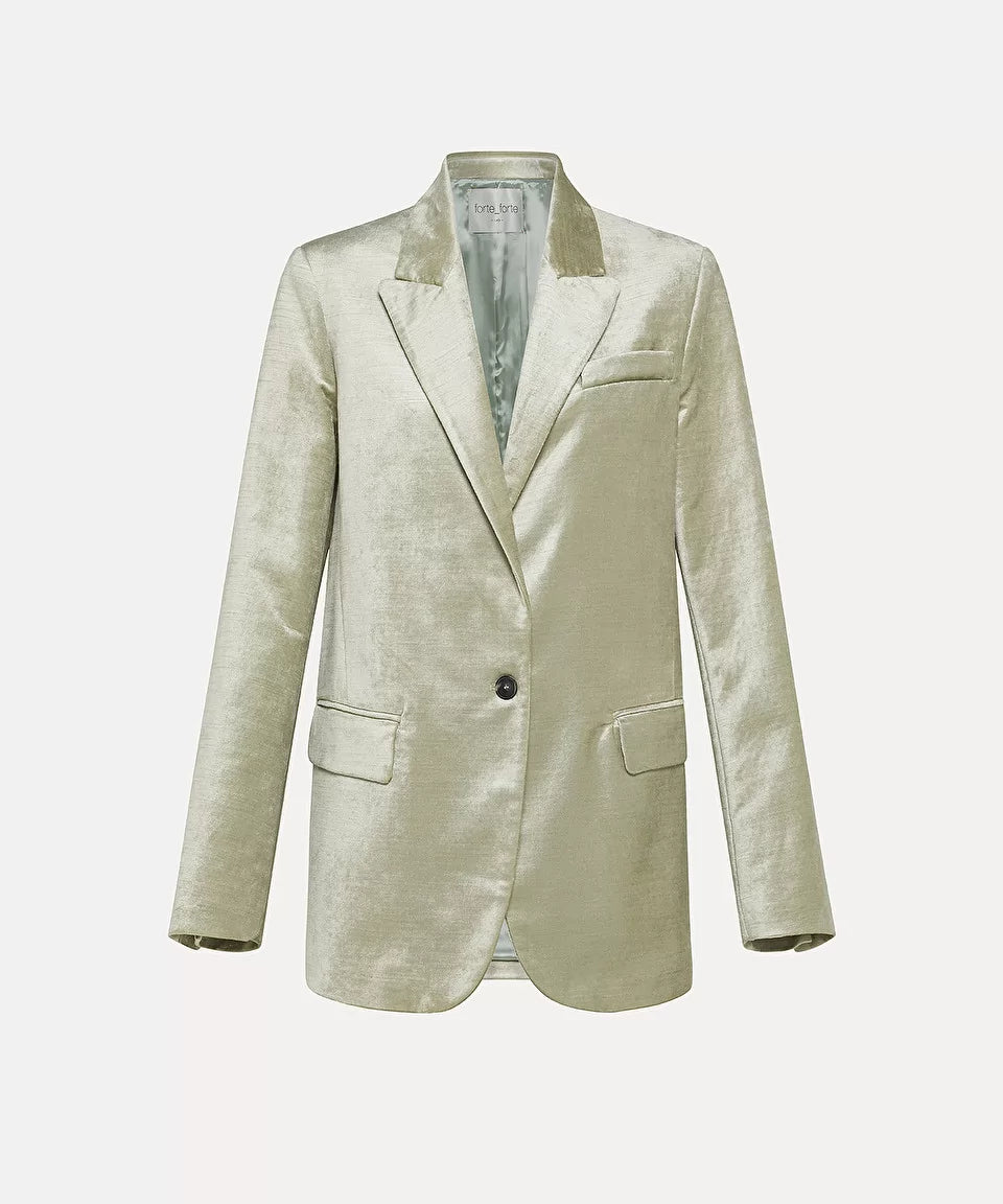 בלייזר קטיפה מחוייט סינגל ברסטהרכב: 58% כותנה, 40% ויסקוזה, 2% אלסטןהדוגמנית בגובה 1.77 ולובשת מידה 40 איטלקית (מידה I של פורטה פורטה)