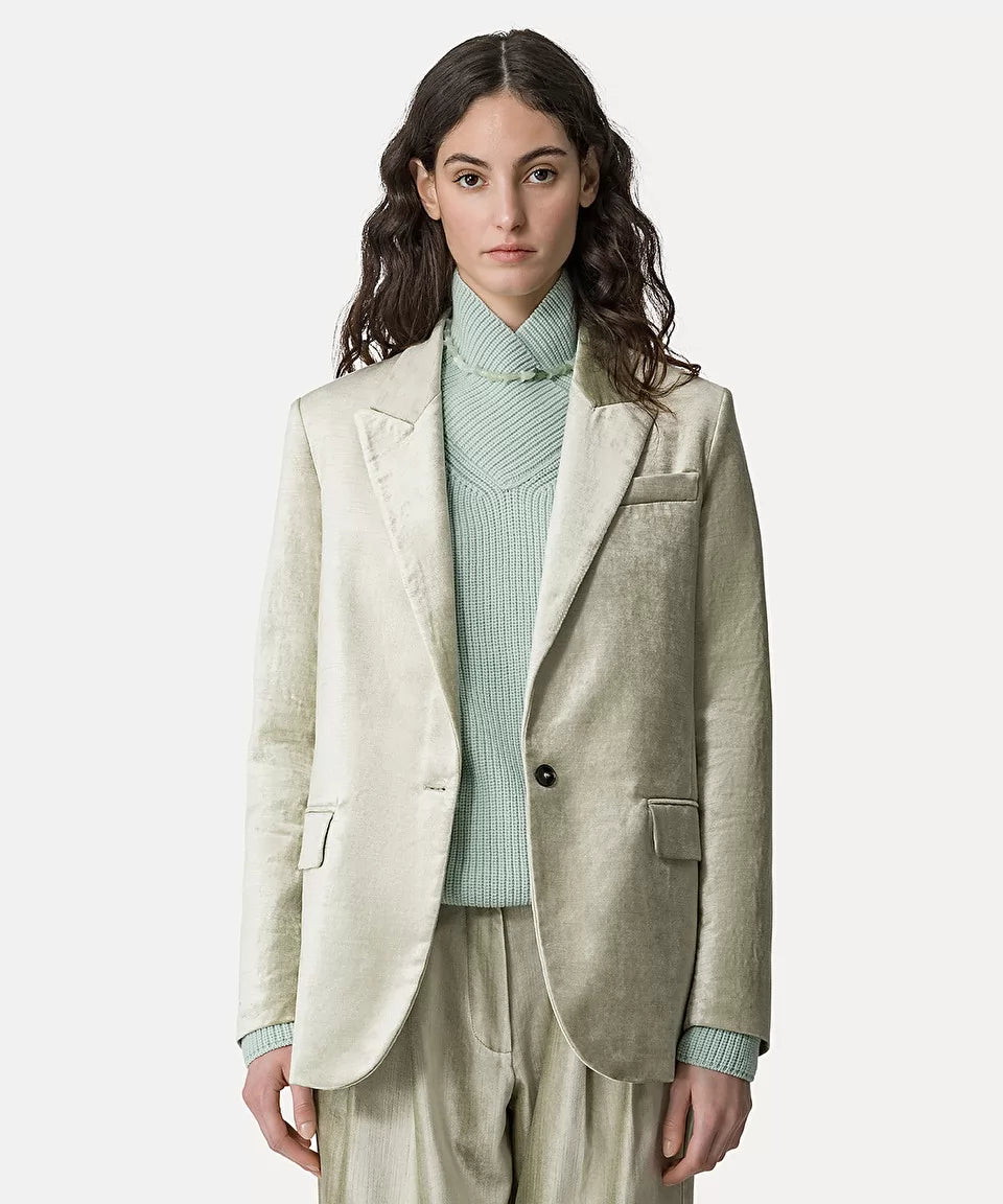 בלייזר קטיפה מחוייט סינגל ברסטהרכב: 58% כותנה, 40% ויסקוזה, 2% אלסטןהדוגמנית בגובה 1.77 ולובשת מידה 40 איטלקית (מידה I של פורטה פורטה)