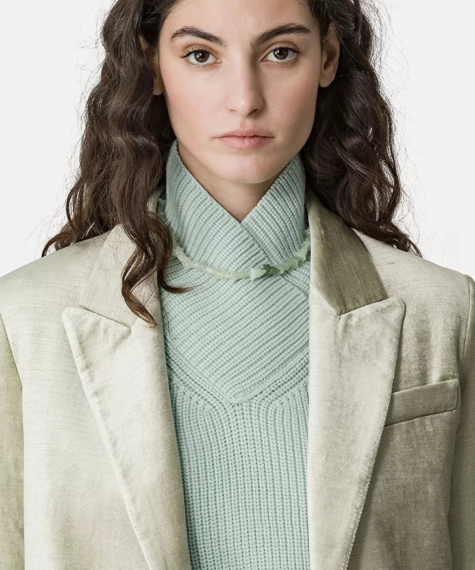 בלייזר קטיפה מחוייט סינגל ברסטהרכב: 58% כותנה, 40% ויסקוזה, 2% אלסטןהדוגמנית בגובה 1.77 ולובשת מידה 40 איטלקית (מידה I של פורטה פורטה)