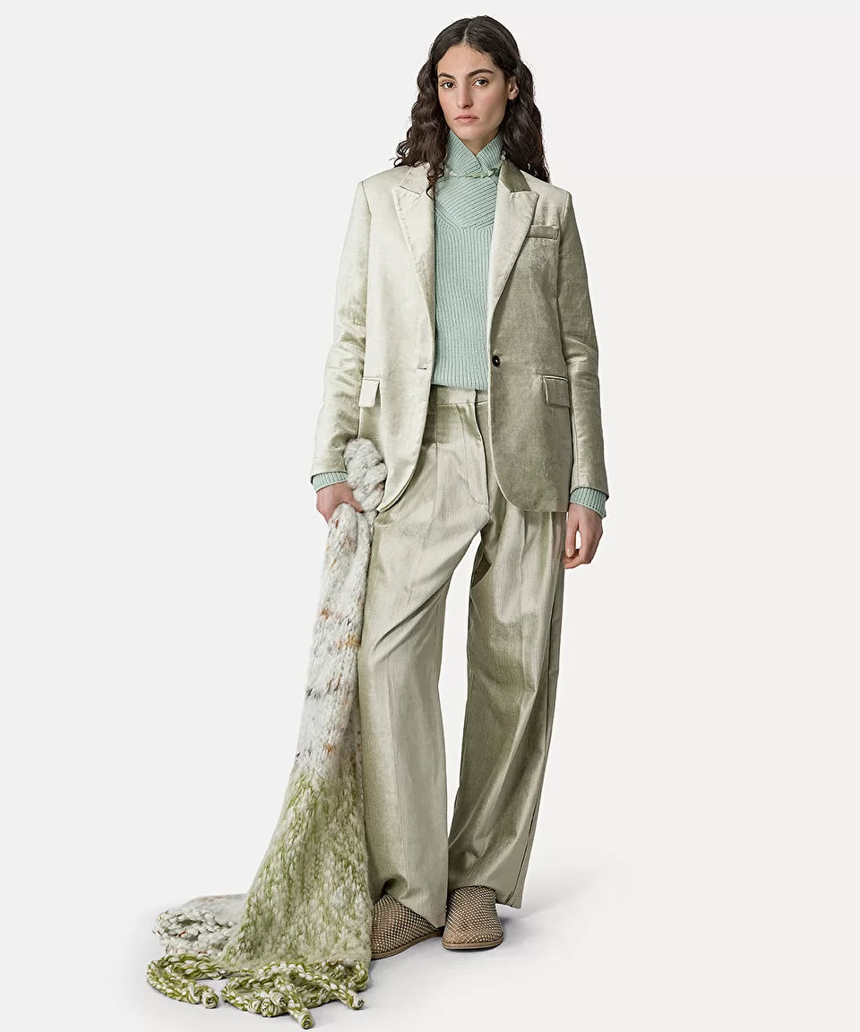 בלייזר קטיפה מחוייט סינגל ברסטהרכב: 58% כותנה, 40% ויסקוזה, 2% אלסטןהדוגמנית בגובה 1.77 ולובשת מידה 40 איטלקית (מידה I של פורטה פורטה)