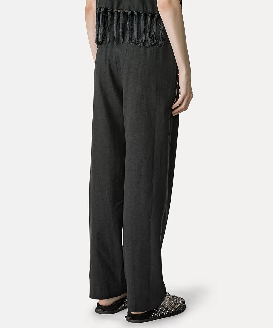 מכנסיים מחוייטים עם עיטור חרוזים הרכב: 60% כותנה, 40% צמרהדוגמנית בגובה 1.77 ולובשת מידה 40 איטלקית (מידה I של פורטה פורטה)