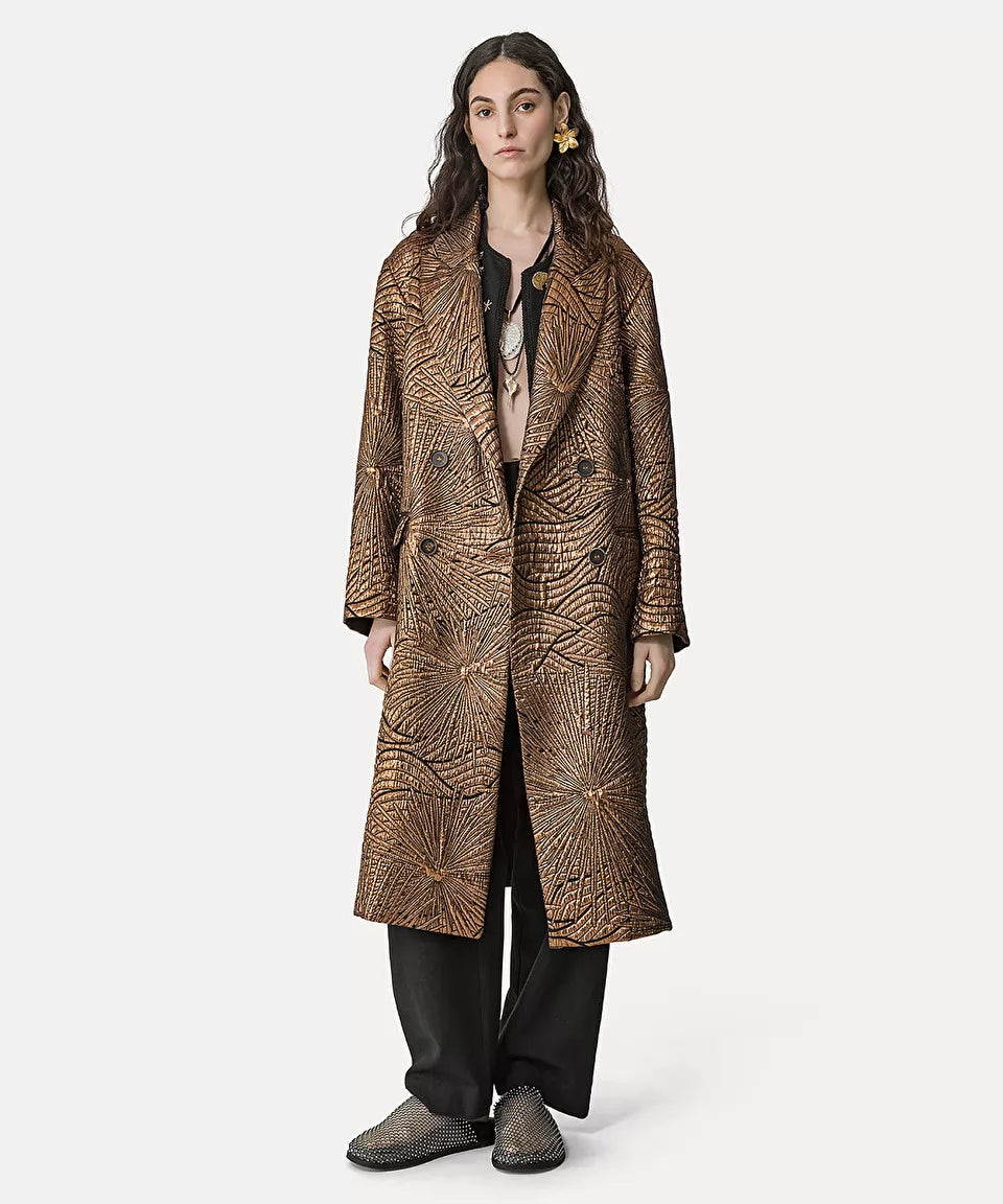 מכנסיים מחוייטים עם עיטור חרוזים הרכב: 60% כותנה, 40% צמרהדוגמנית בגובה 1.77 ולובשת מידה 40 איטלקית (מידה I של פורטה פורטה)