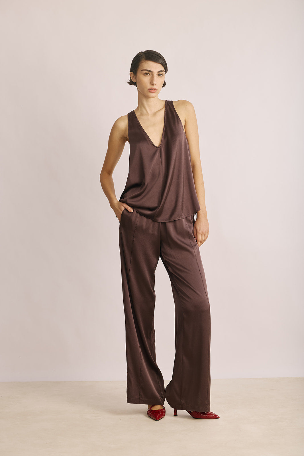 מכנסיים מתרחבים עם רצועת גומי במותן הרכב: 92% משי, 8% אלסטןהדוגמנית בגובה 1.78 ולובשת מידה I של FORTE FORTE