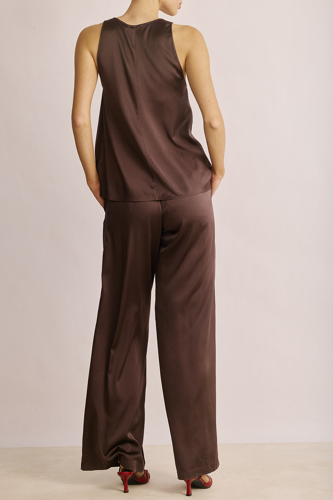 מכנסיים מתרחבים עם רצועת גומי במותן הרכב: 92% משי, 8% אלסטןהדוגמנית בגובה 1.78 ולובשת מידה I של FORTE FORTE