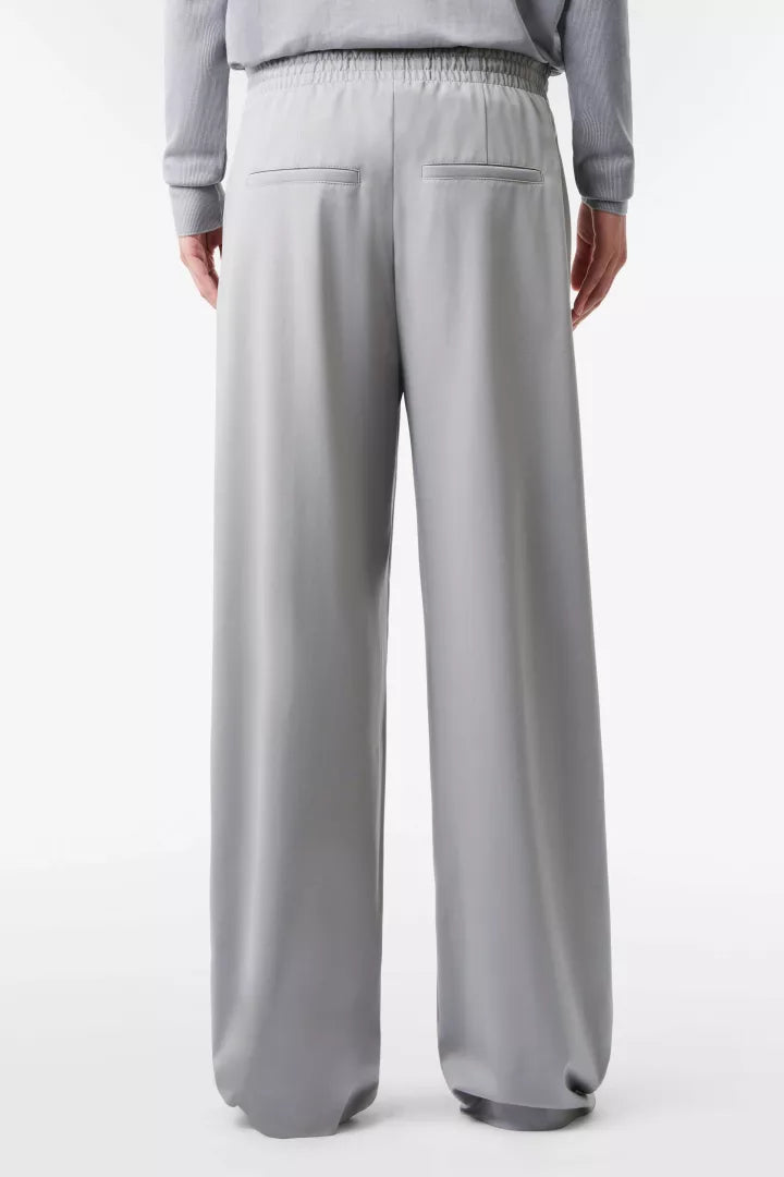 מכנסי לאונג' רחבים עם גומי במותןהרכב: 53% כותנה, 38% פוליאמיד, 9% אלסטןהדוגמנית בגובה 1.78 ולובשת מידה 28 של דרייקורן