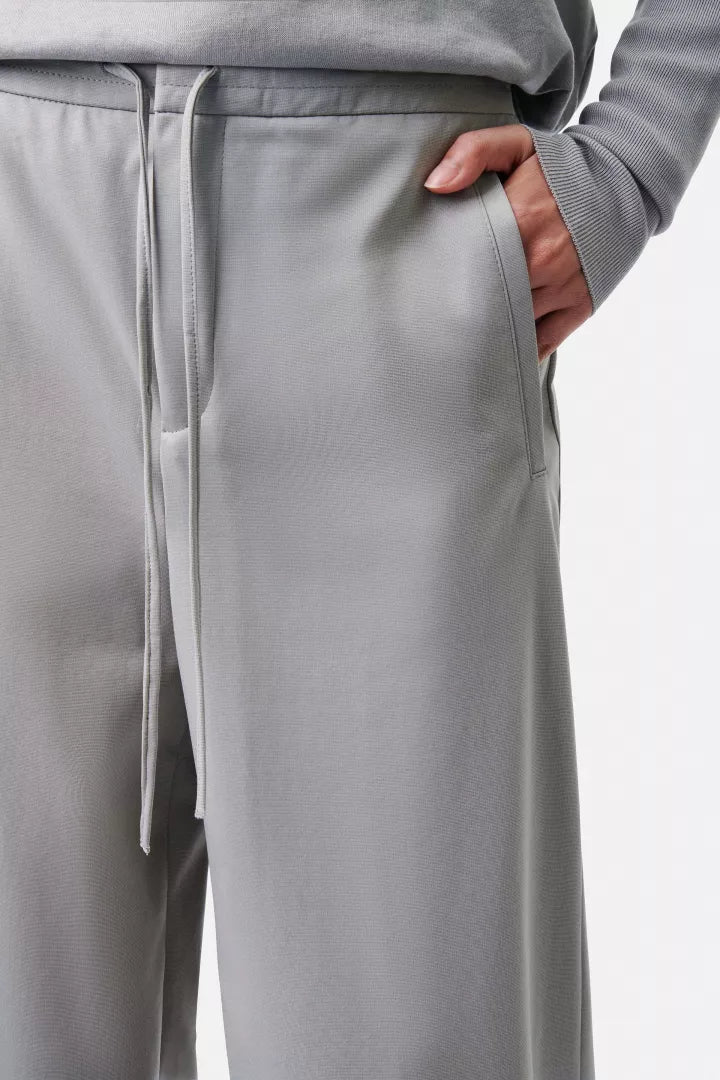 מכנסי לאונג' רחבים עם גומי במותןהרכב: 53% כותנה, 38% פוליאמיד, 9% אלסטןהדוגמנית בגובה 1.78 ולובשת מידה 28 של דרייקורן