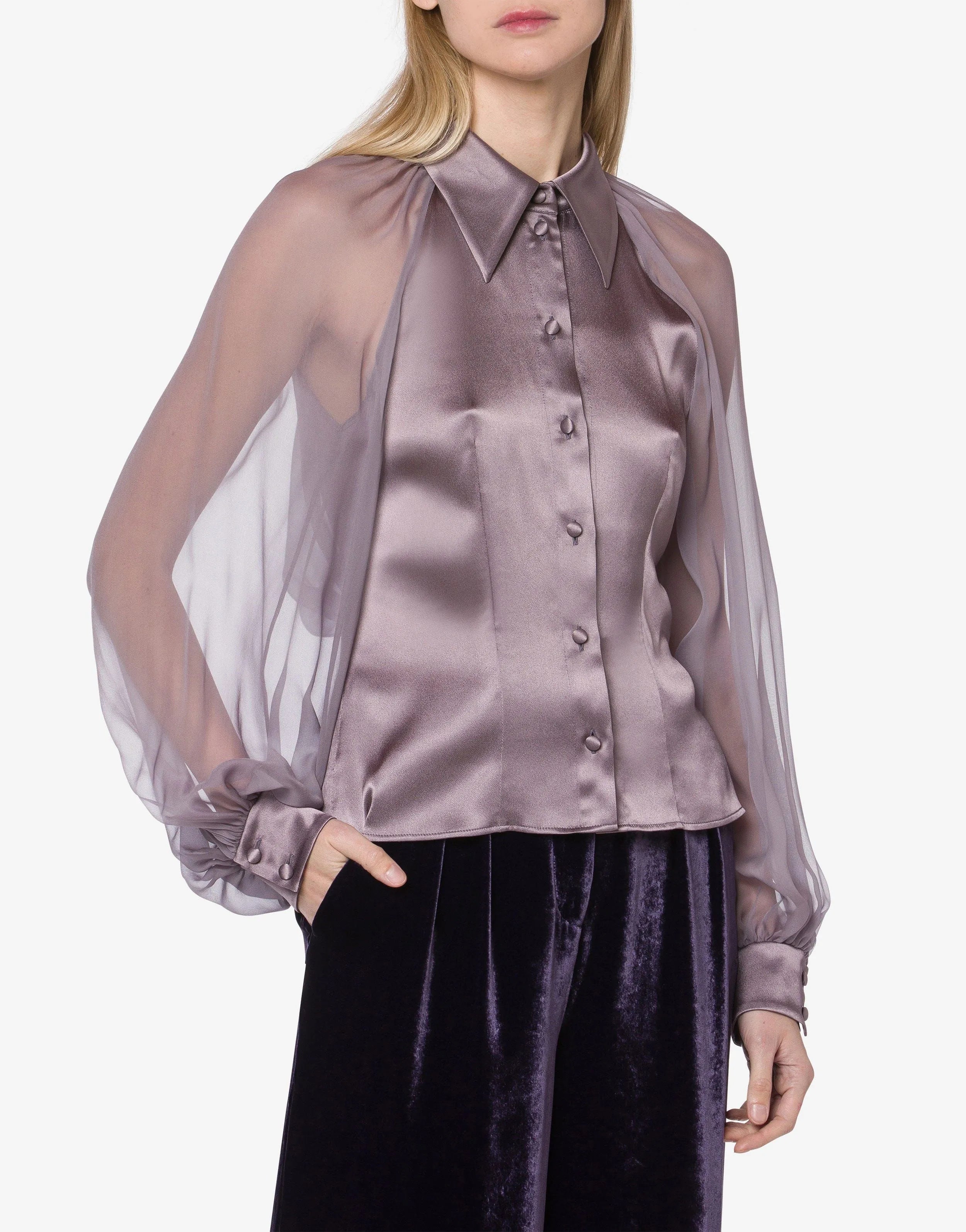 חולצת משי אלגנטית בצבע לילך עם שרוולים וגב שקופיםהרכב: 100% משיהדוגמנית בגובה 1.78 ולובשת מידה 42 איטלקית