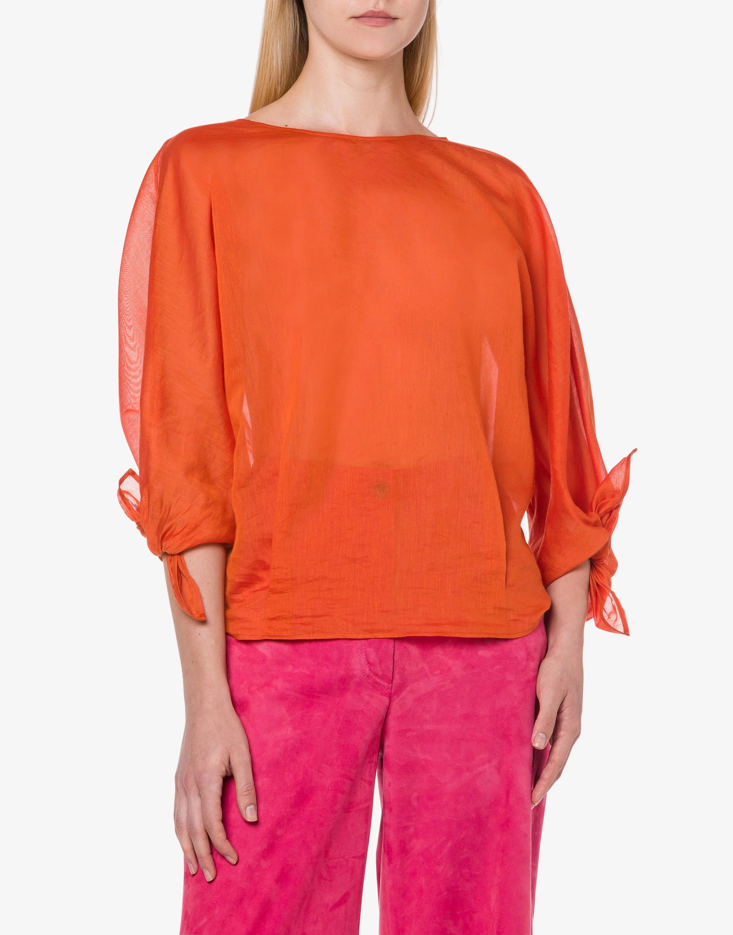 חולצה אלגנטית בשילוב משי עם אלמנט קשירה בגב, שרוולים באורך 3/4 ומפתח צווארון Vהרכב: 74% כותנה, 26% משיהדוגמנית לובשת מידה 40 איטלקית