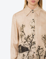 חולצת משי אלגנטית עם הדפס במראה דיו של טירה ועצים
