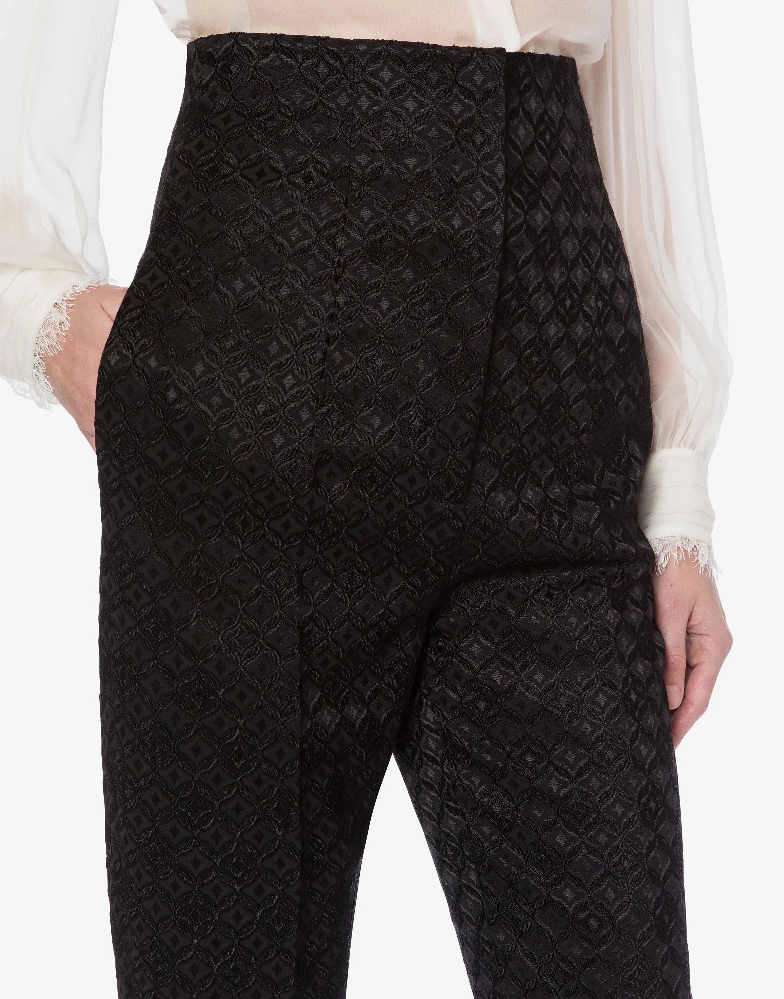 מכנסים מחוייטים אלגנטיים בגזרה גבוהה עם הדפסהרכב: 75% ויסקוזה, 23% כותנה, 2% אלסטן; בד משני: 66% אצטט, 34% פוליאסטרהדוגמנית בגובה 1.78 ולובשת מידה 42 איטלקית