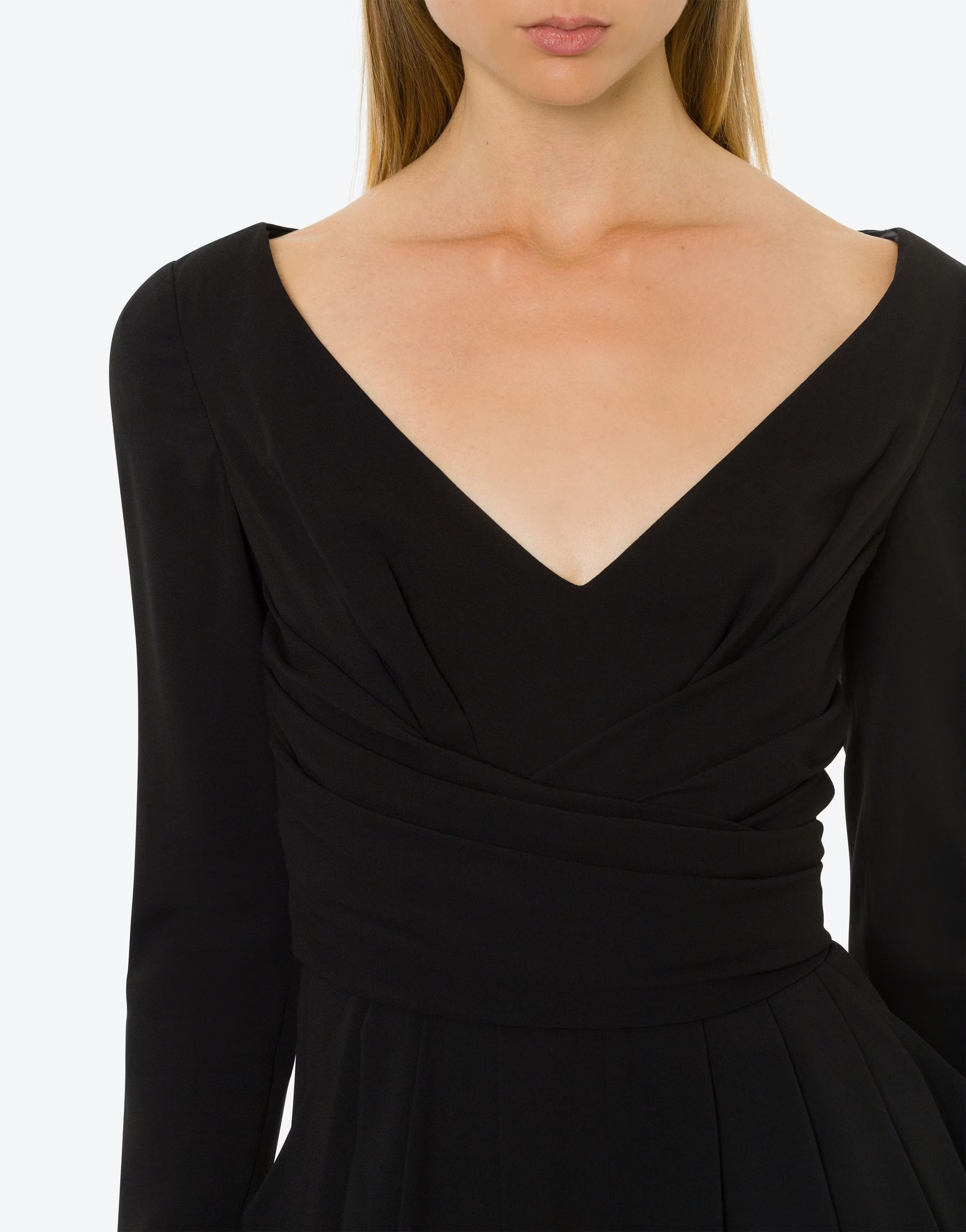 שמלת ערב עם חגורת מותן ושסע קדמיהרכב: 97% ויסקוזה, 3% אלסטןהדוגמנית בגובה 1.78 ולובשת מידה 42 איטלקית