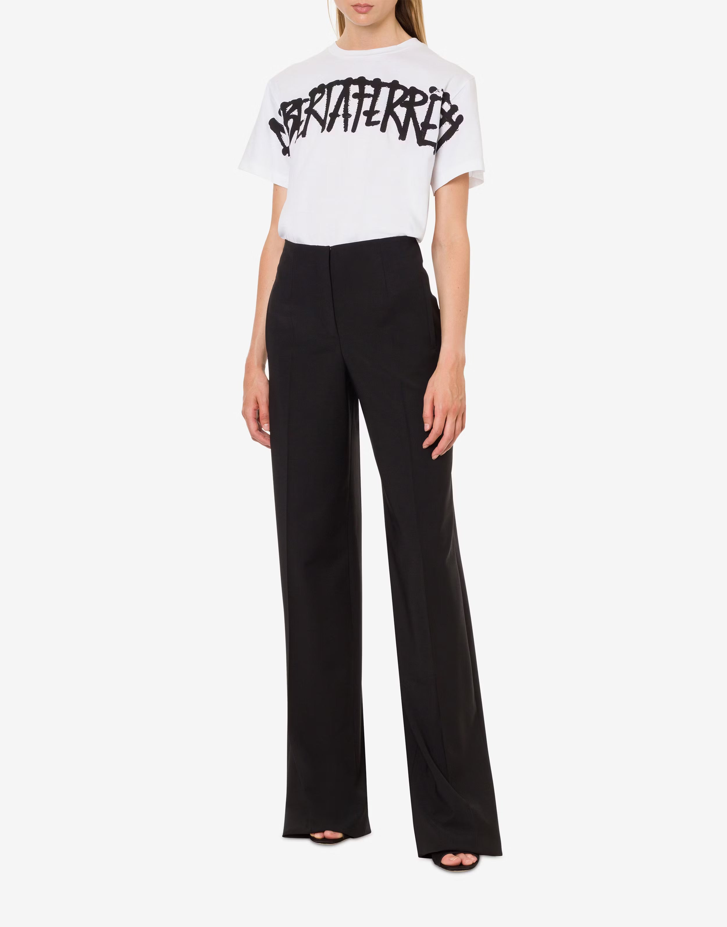 חולצת טי שרט עם הדפס מונוגרםהרכב: 100% כותנה אורגניתהדוגמנית בגובה 1.81 ולובשת מידה S