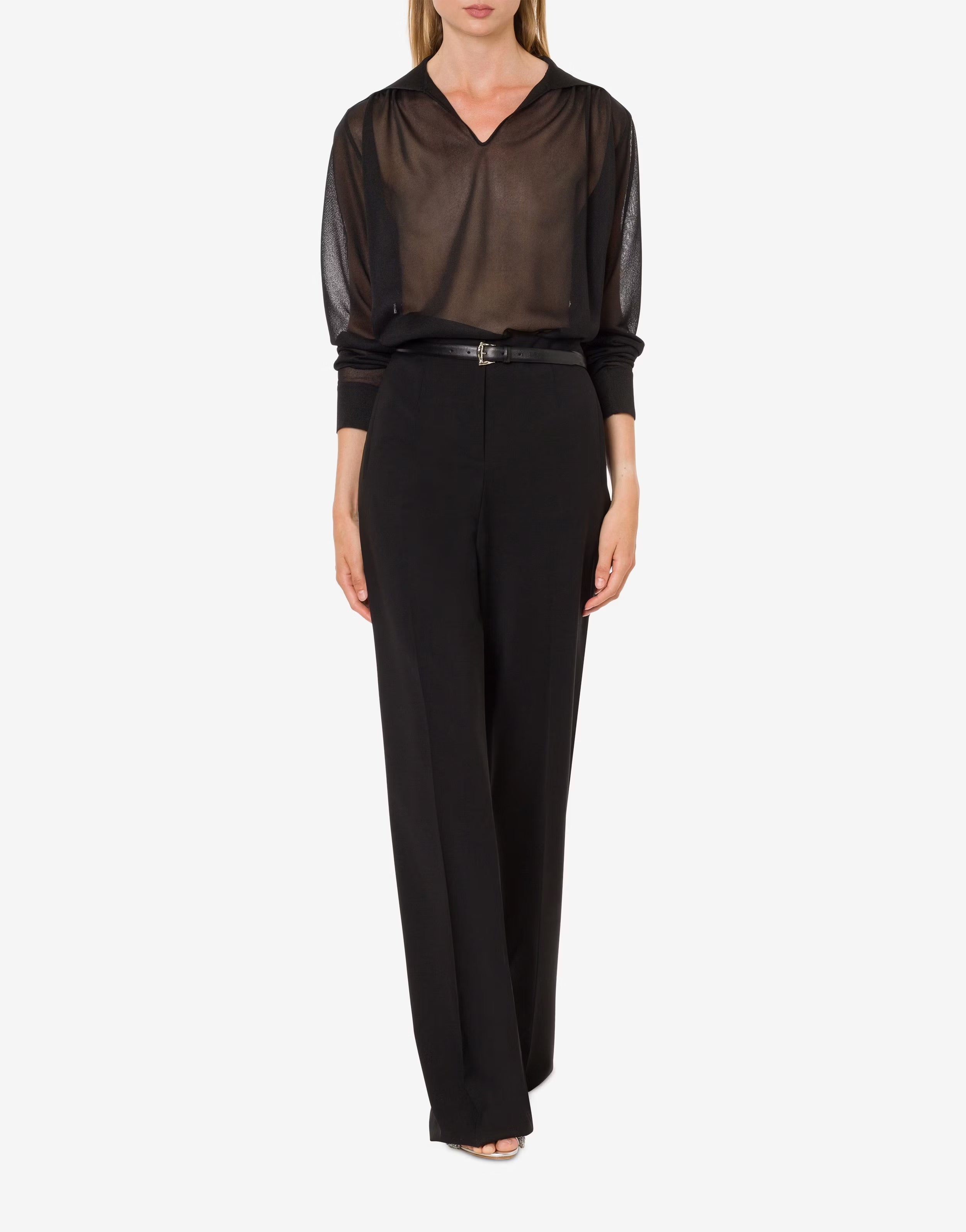 חולצה אלגנטית שקופה עם צווארון במפתח Vהרכב: 97% ויסקוזה, 3% אלסטןהדוגמנית בגובה 1.78 ולובשת מידה 42 איטלקית