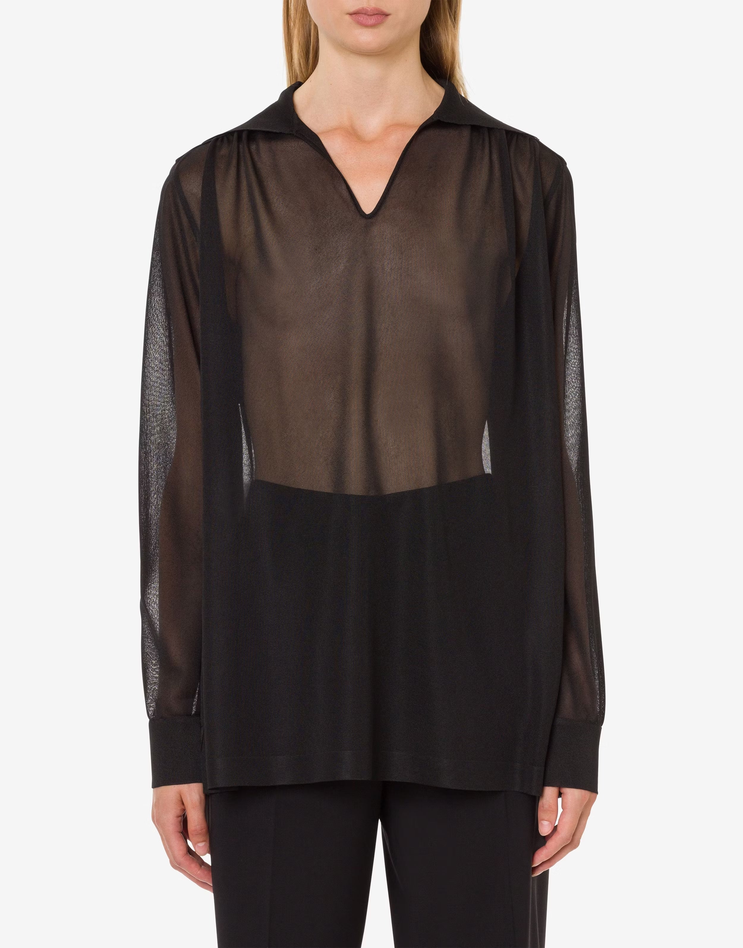 חולצה אלגנטית שקופה עם צווארון במפתח Vהרכב: 97% ויסקוזה, 3% אלסטןהדוגמנית בגובה 1.78 ולובשת מידה 42 איטלקית