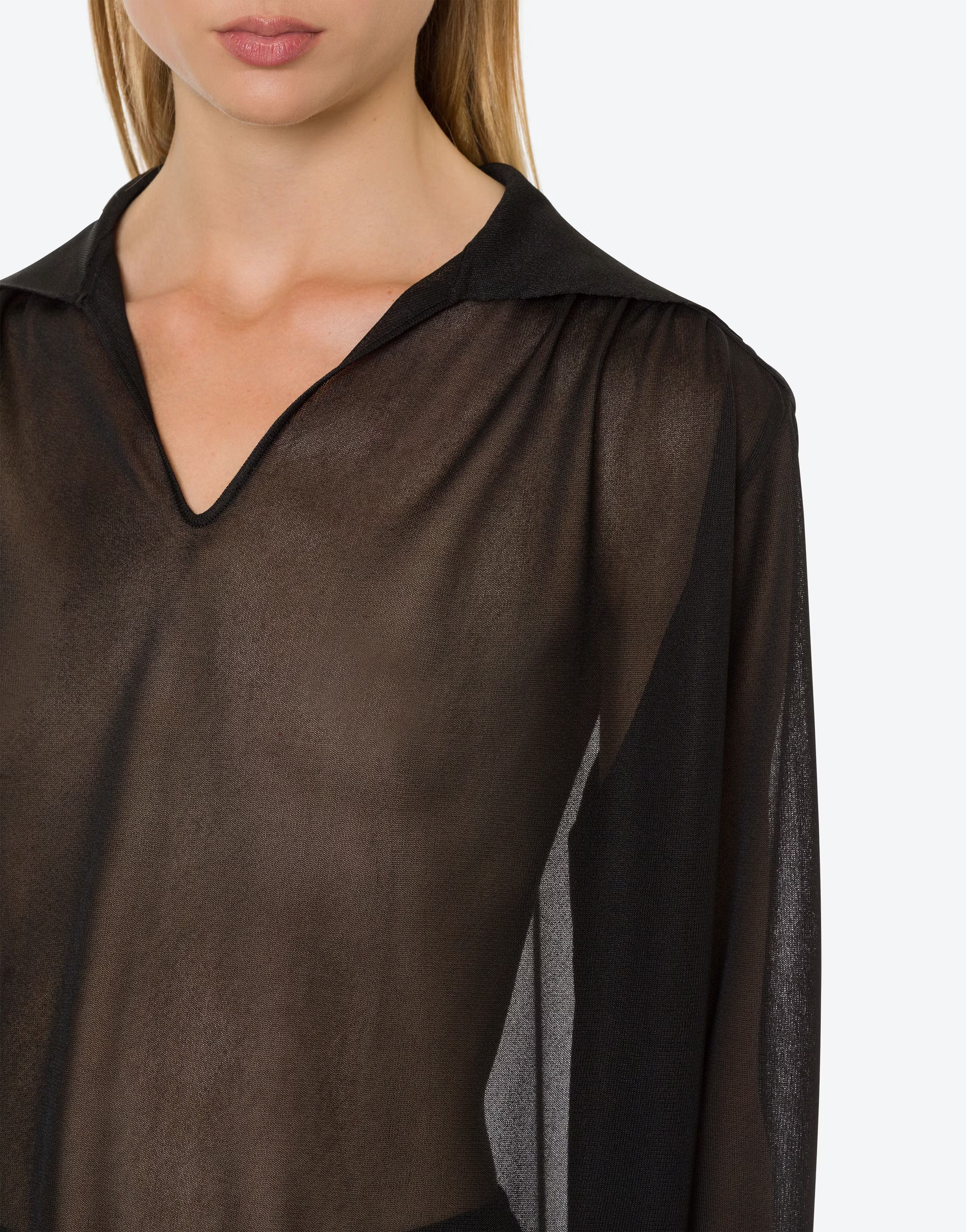 חולצה אלגנטית שקופה עם צווארון במפתח Vהרכב: 97% ויסקוזה, 3% אלסטןהדוגמנית בגובה 1.78 ולובשת מידה 42 איטלקית