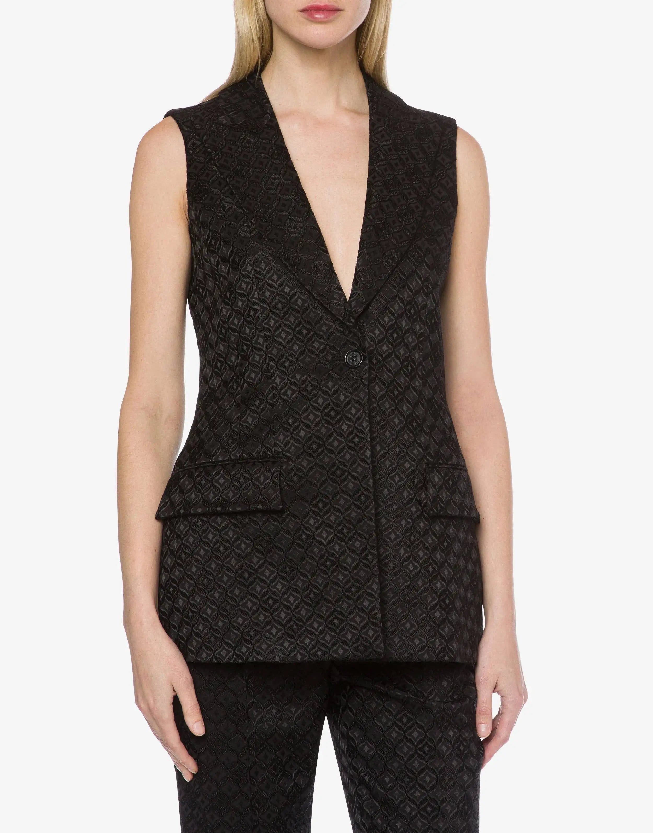 ווסט בגזרה מחוייטת עם כפתור אחדהרכב: 75% ויסקוזה, 23% כותנה, 2% אלסטן; בטנה: 100% ויסקוזההדוגמנית בגובה 1.78 ולובשת מידה 42 איטלקית