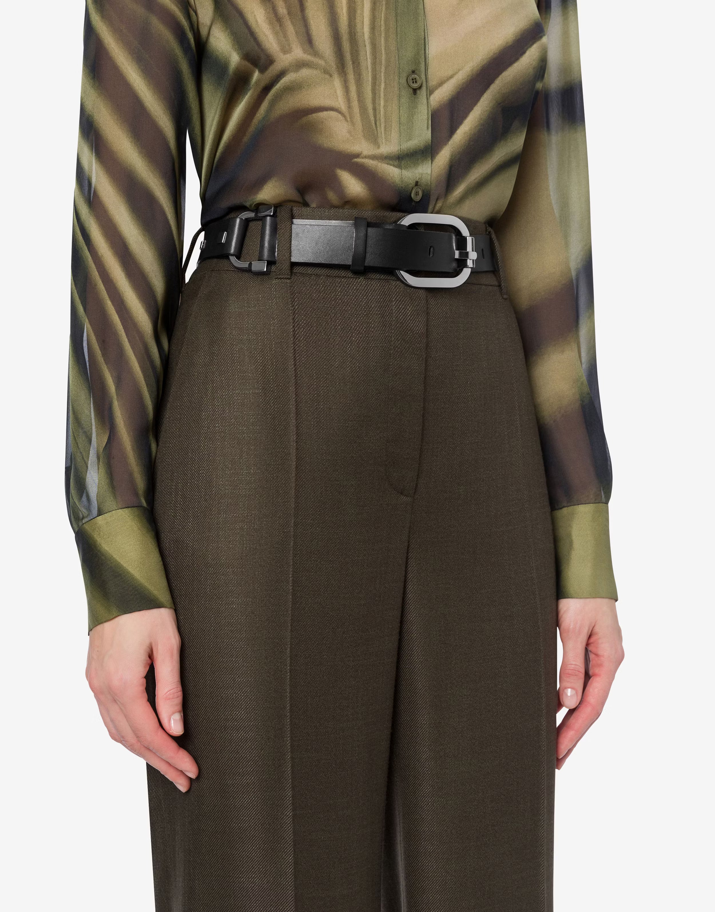 חגורת עור בעיטור ניטים כסופיםהרכב: עורעובי: 3.5 ס"מאורך מידות:M - 96-98 ס"מL - 100-102 ס"מ