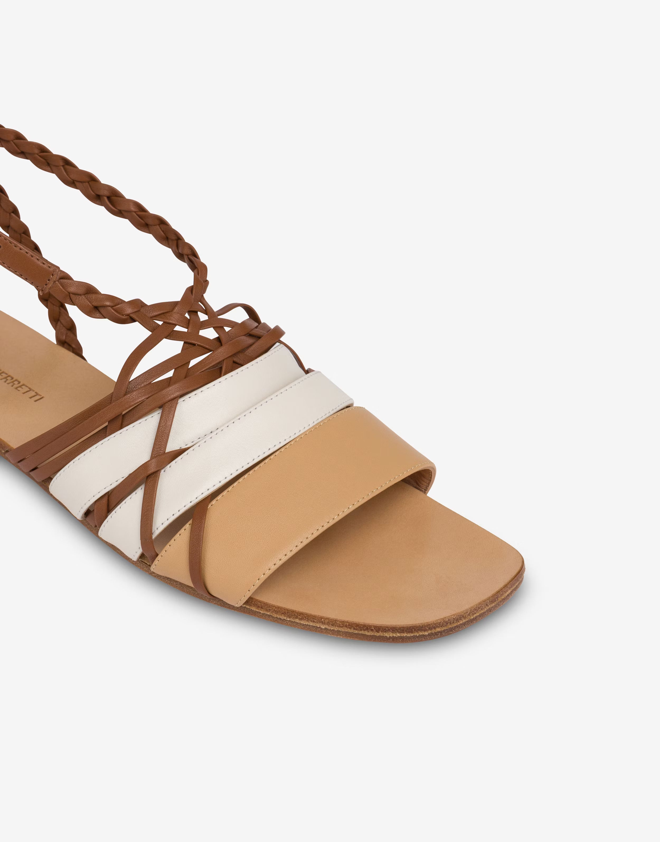 סנדלי עור שטוחים עם רצועות קלועות מעור רך בגווני אדמההרכב: 100% עור 