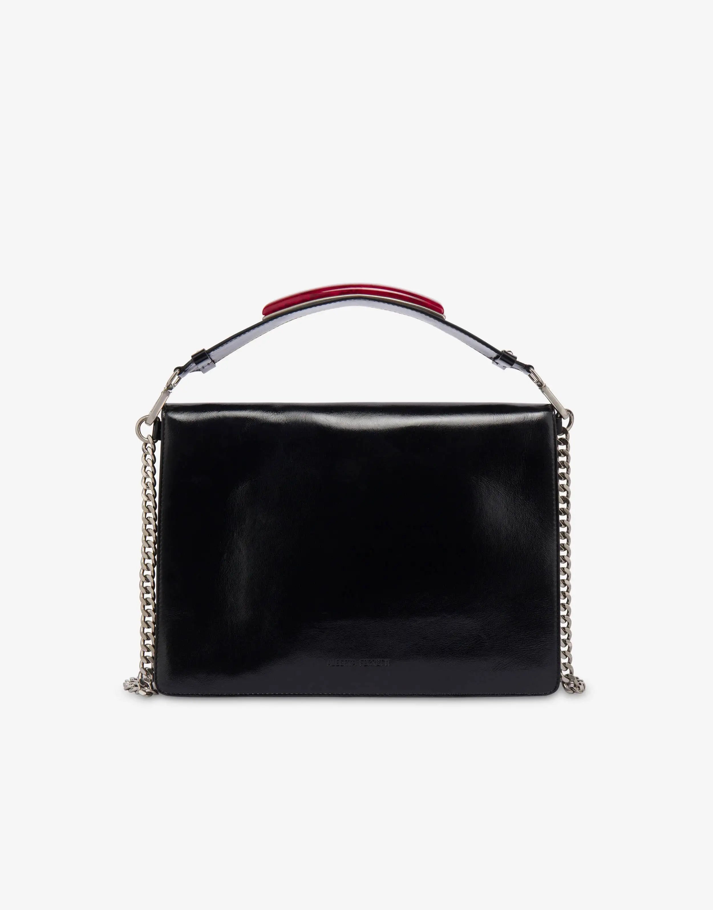 תיק יד מלבני בעיטור אבן חן אדומה על הרצועההרכב: 100% עור נאפהמידות:רוחב - 33 ס"מגובה - 24 ס"מעומק - 2 ס"מרצועת יד - 8 ס"מרצועת מתכת - 50 ס"מ 