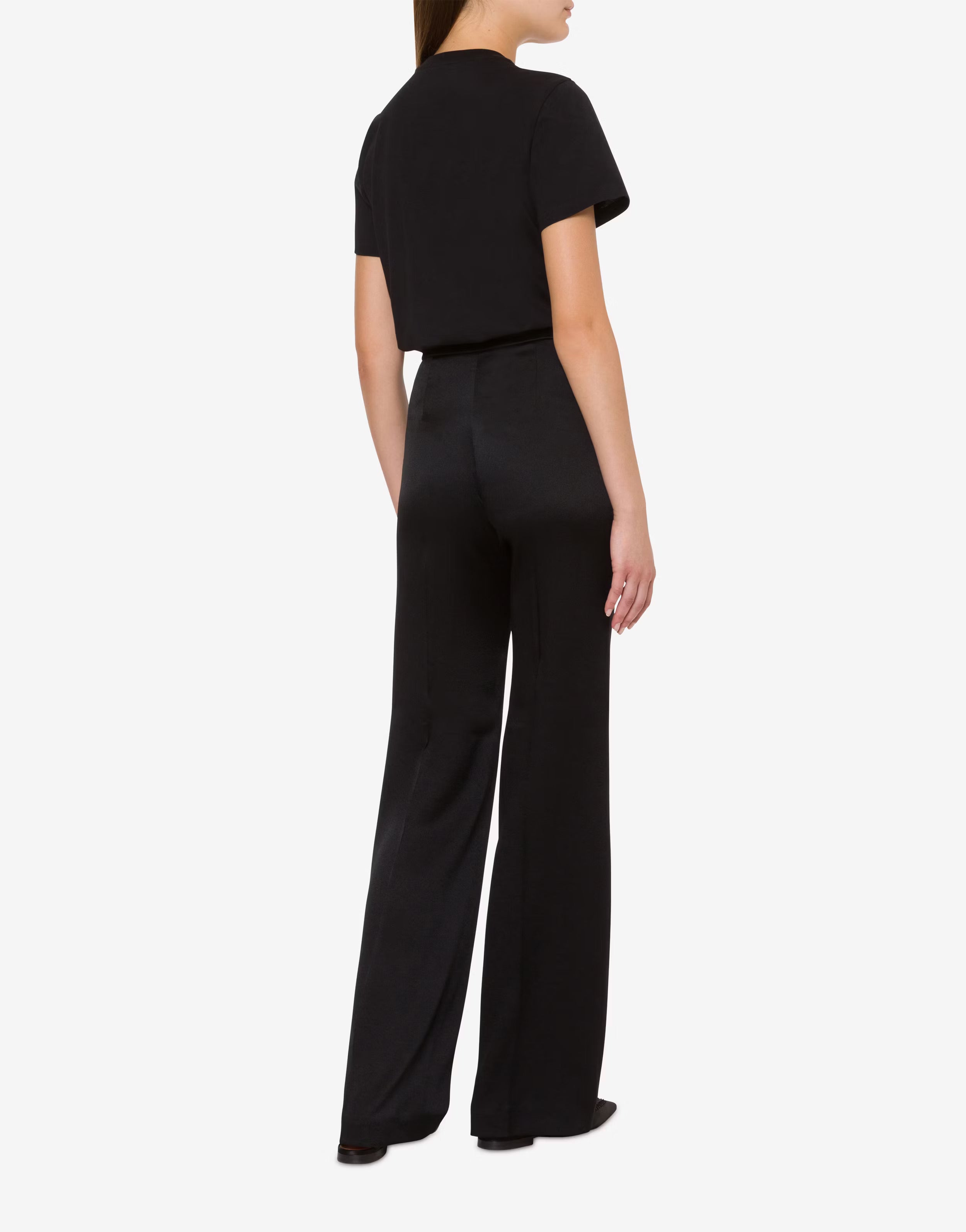 חולצת טי שרט מכותנה בעיטור פייטים וחרוזיםהרכב: 100% כותנההדוגמנית בגובה 1.81 ולובשת מידה M