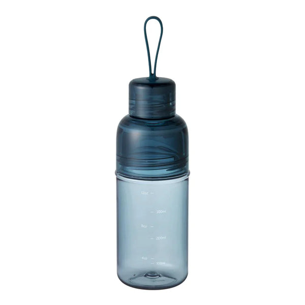 בקבוק ספורטיבי בצבע כחול כהה שקוף של חברת KINTO 480 מ"ל בעל פתיחה כפולה להכנסת קרח