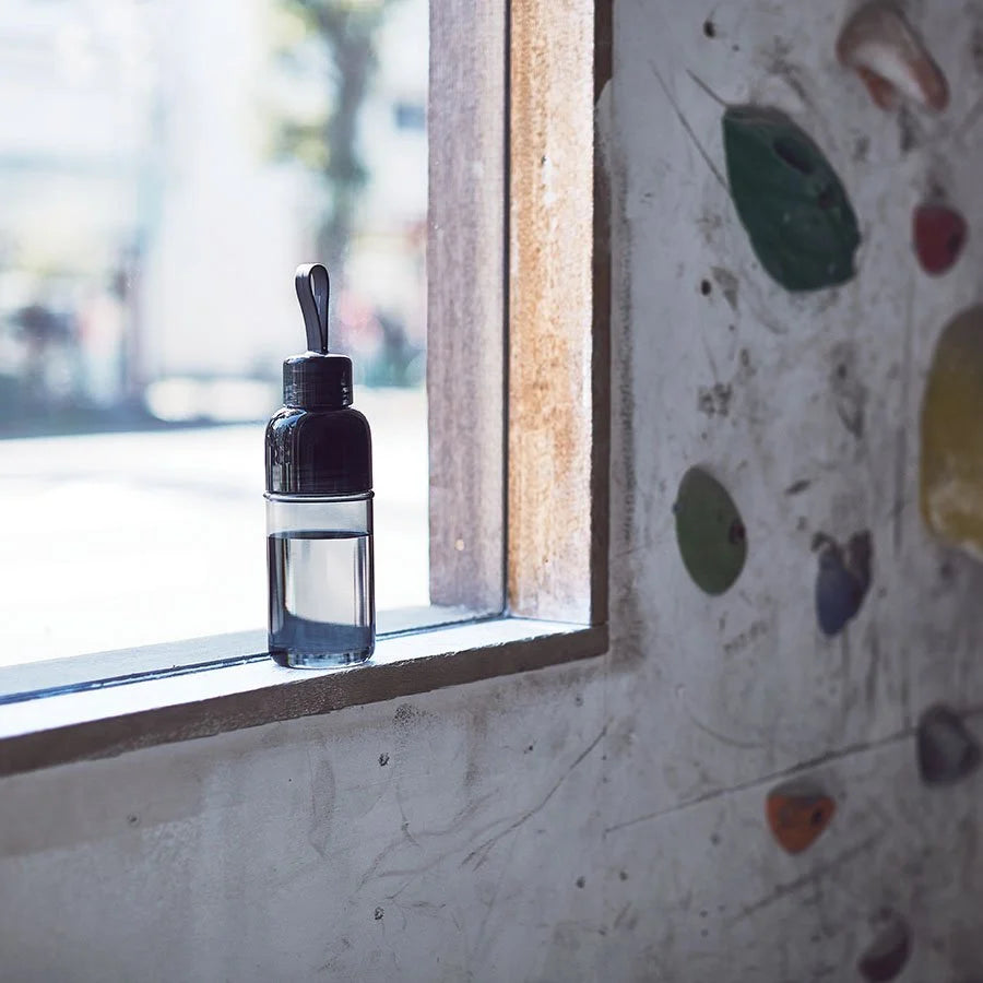 בקבוק ספורטיבי שקוף עם ידית נשיאה, בעל פתיחה כפולה להכנסת קרח של חברת KINTO עשוי מקופוליאסטר שקוף באיכות גבוהה, קל משקל ועמיד. המכסה נפתח בחצי טוויסט והפיה הצרה מאפשרת לשתות בצורה חלקה. בעל רצועה גמישה המאפשרת נשיאה קלה. מגיע במגוון צבעים בהשראת סצנות אורבניותהרכב: קופוליאסטר, סיליקוןהוראות איחסון: מיועד לעד 80 מעלות; הוראות ניקוי: מתאים לניקוי במדיח כלים, אין להשתמש במיקרוגל