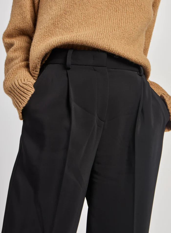 מכנסיים מחוייטים בגזרה גבוהה עם קפליםהרכב: 96% ויסקוזה, 4% אלסטןהדוגמנית בגובה 1.75 ולובשת מידה 42 איטלקית