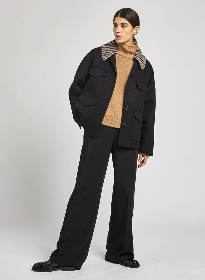 מכנסיים מחוייטים בגזרה גבוהה עם קפליםהרכב: 96% ויסקוזה, 4% אלסטןהדוגמנית בגובה 1.75 ולובשת מידה 42 איטלקית