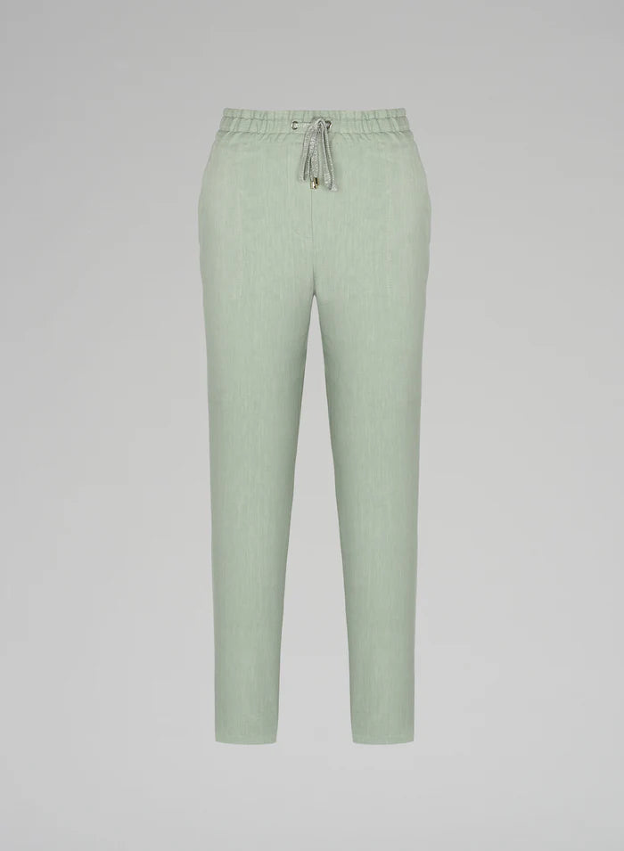 מכנסי לאונג' מפשתן עם גומי במותןהרכב: 64% פשתן, 31% ויסקוזה, 3% אלסטן, 1% כותנה, 1% פוליאסטרהדוגמנית בגובה 1.75 ולובשת מידה 40 איטלקית