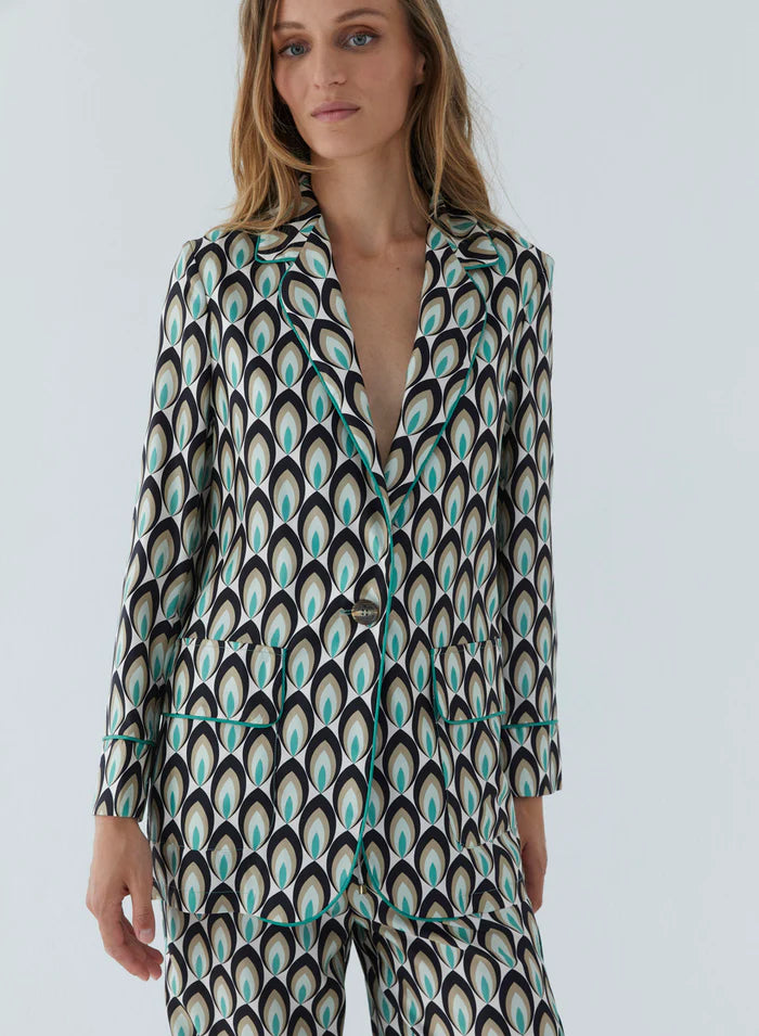 ז'קט משי מחוייט עם הדפס טווסהרכב: 72% משי, 17% אצטט, 9% כותנה, 1% פוליאסטר, 1% ויסקוזההדוגמנית בגובה 1.75 ולובשת מידה 40 איטלקית