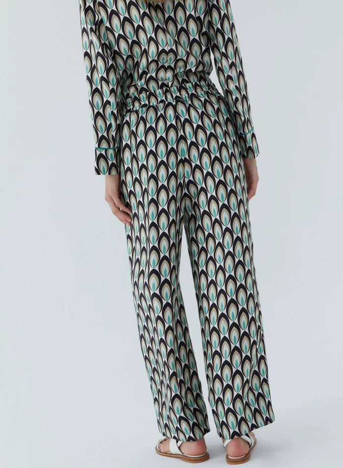 מכנסי לאונג' עם הדפס טווסהרכב: 72% משי, 17% אצטט, 9% כותנה, 1% פוליאסטר, 1% ויסקוזההדוגמנית בגובה 1.75 ולובשת מידה 40 איטלקית