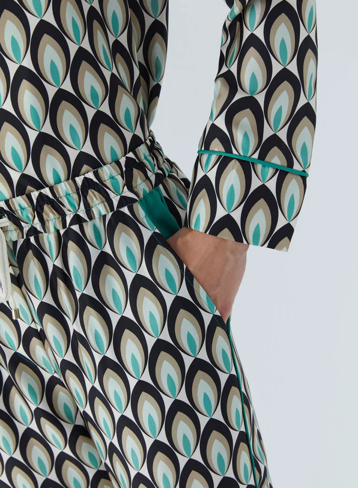 מכנסי לאונג' עם הדפס טווסהרכב: 72% משי, 17% אצטט, 9% כותנה, 1% פוליאסטר, 1% ויסקוזההדוגמנית בגובה 1.75 ולובשת מידה 40 איטלקית