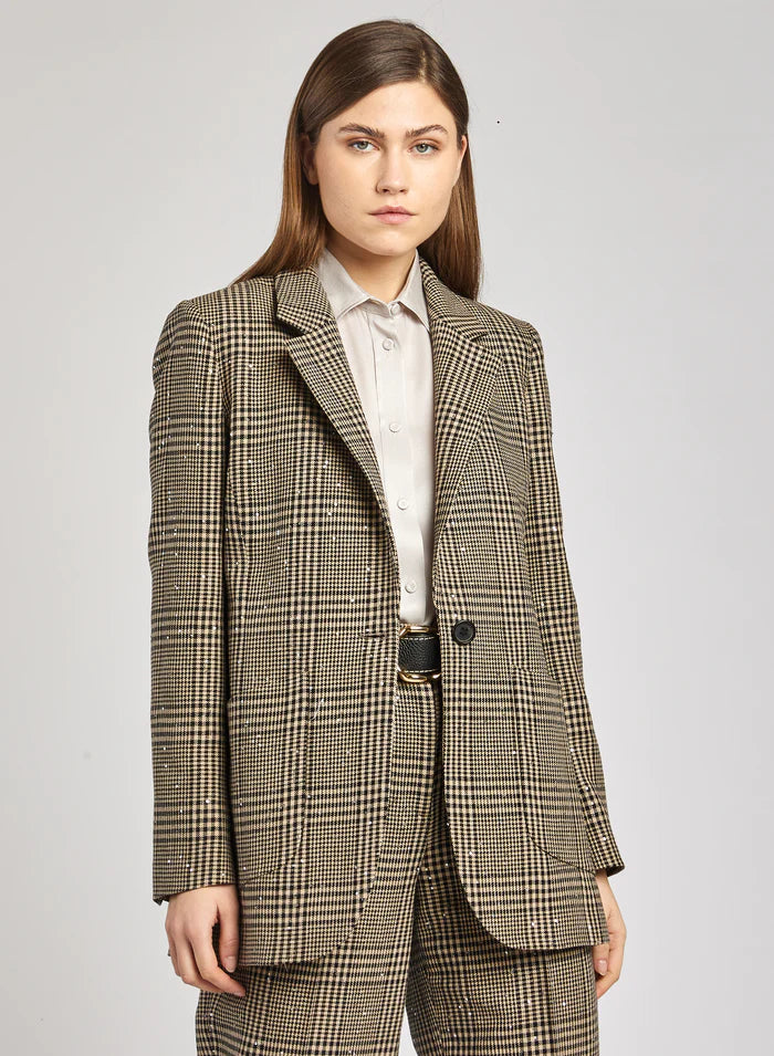 בלייזר מחוייט סינגל ברסט עם הדפס משבצותהרכב: 70% צמר וירג'ין, 29% כותנה, 1% פוליאסטרהדוגמנית בגובה 1.75 ולובשת מידה 42 איטלקית