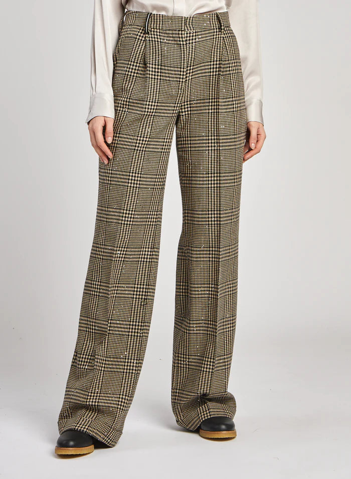 מכנסי צמר מחוייטים בגזרה מתרחבת עם הדפס משבצותהרכב: 70% צמר וירג'ין, 29% כותנה, 1% פוליאסטרהדוגמנית בגובה 1.75 ולובשת מידה 42 איטלקית