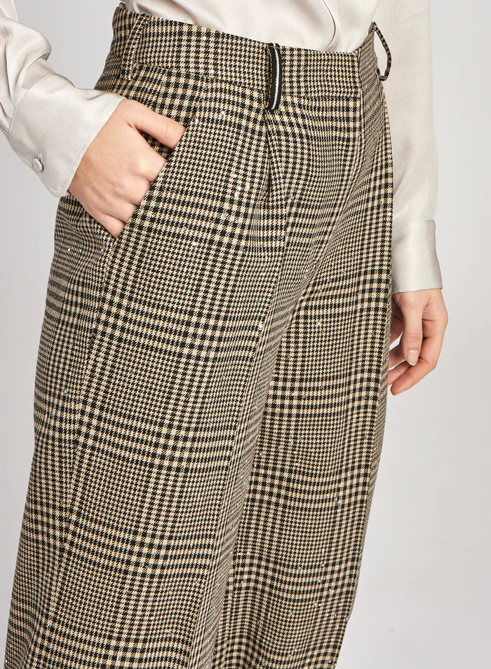 מכנסי צמר מחוייטים בגזרה מתרחבת עם הדפס משבצותהרכב: 70% צמר וירג'ין, 29% כותנה, 1% פוליאסטרהדוגמנית בגובה 1.75 ולובשת מידה 42 איטלקית