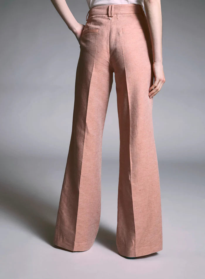 מכנסיים מחוייטים מתרחביםהרכב: 55% פשתן, 45% כותנההדוגמנית בגובה 1.77 ולובשת מידה 40 איטלקית