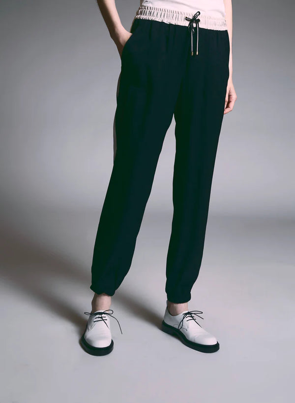 מכנסי לאונג' בשילוב משי וכותנה צבע שחור עם פס בז' בצדדים רגל צרה סיומת גומי