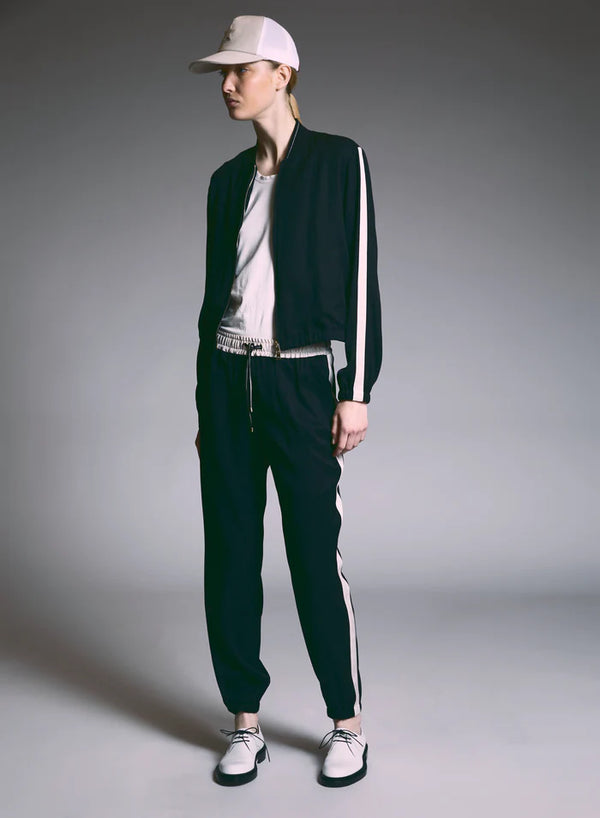 מכנסי לאונג' בשילוב משי וכותנה צבע שחור עם פס בז' בצדדים רגל צרה סיומת גומי